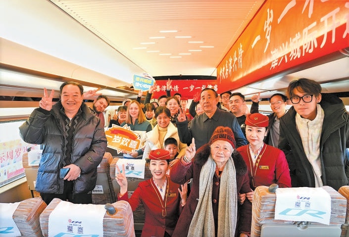 18日上午，G8874次列车开展津兴城际铁路开通一周年庆祝活动。