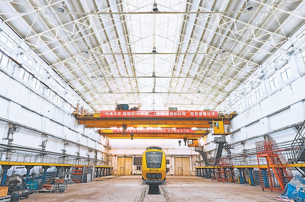 12月22日，中车二七智能制造园项目建设动员会在高大的老厂房举行。