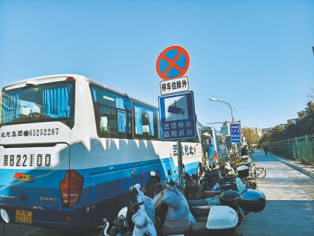 南站地区安装大巴车违停探头。