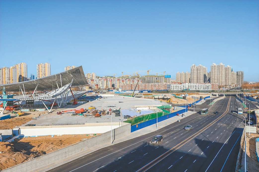 副中心站枢纽周边多条配套道路开通，图为车辆行驶在通运西路上。