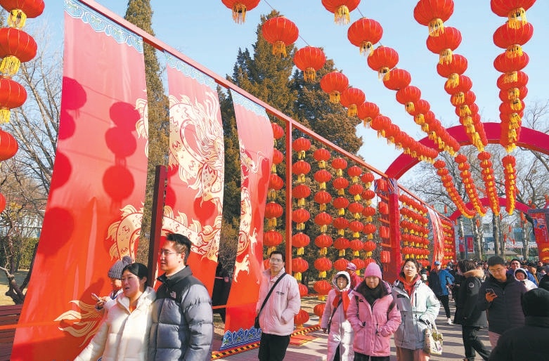 春节假期，游客在以“都城万象焕新颜 京华春意乐大年”为主题的龙潭庙会开心过传统中国年。