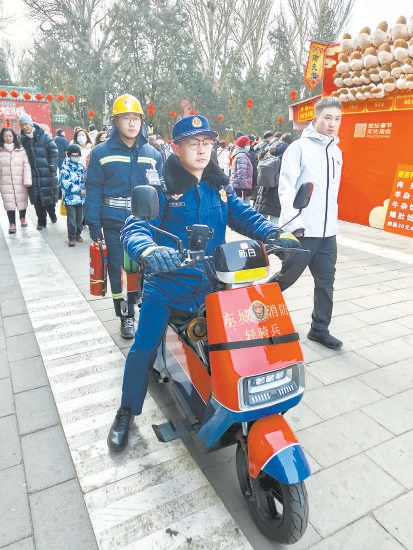 李云昊骑着电动车巡逻。