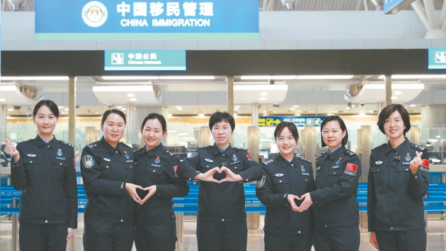 北京边检总站“春语”多语种服务组成员。