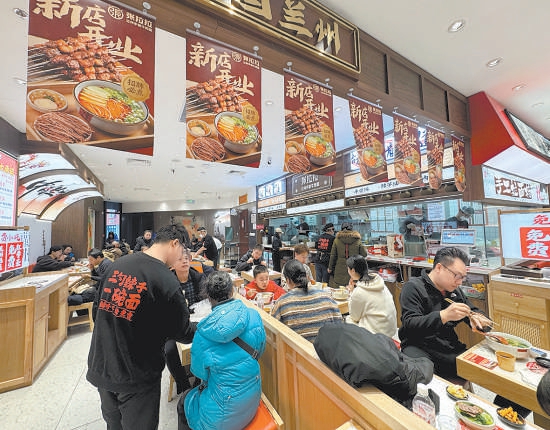 源·心项目内的餐饮门店为参观副中心三大文化建筑的游客提供丰富餐饮选择。