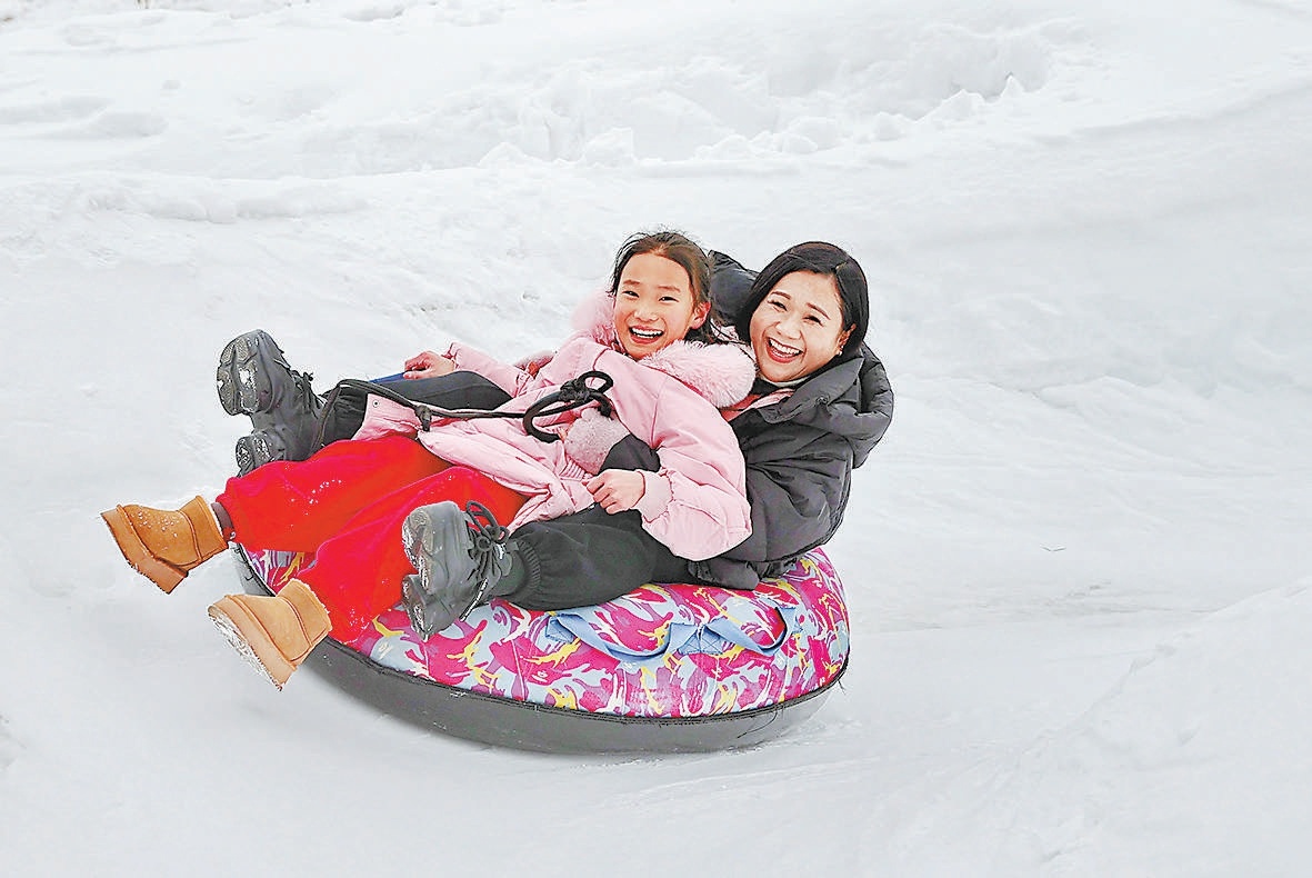 1月30日，游客在秦皇岛市海港区老君顶景区畅玩冰雪游戏。