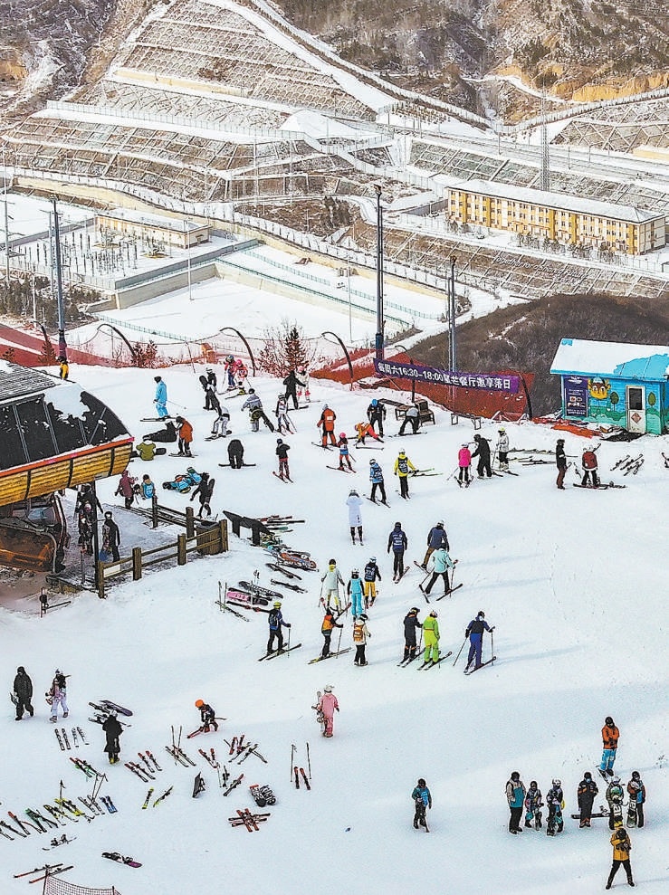 1月29日，滑雪爱好者在张家口市崇礼区翠云山银河滑雪场滑雪。春节假期，张家口市崇礼区各大滑雪场精心准备了丰富多彩的冰雪活动。