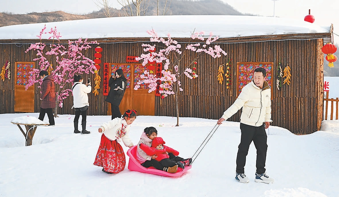 1月30日，游客在邢台市信都区太行逸境雪乡欢度春节假期。