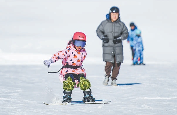 众多滑雪爱好者来到延庆奥林匹克园区国家高山滑雪中心，体验冰雪乐趣。