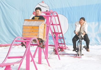 春节假期，玉渊潭公园举办第十六届冰雪嘉年华，多样冰雪项目让这里成了欢乐的海洋。