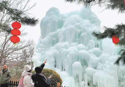 春节假期，天津市蓟州山区冰雪游火爆，盘山冰瀑景区游人如织。