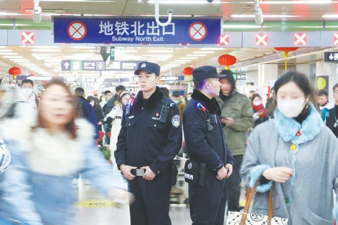 北京西站派出所民警在地铁出口值守。