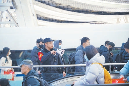 北京南站铁路民警在站台上疏导下车旅客。