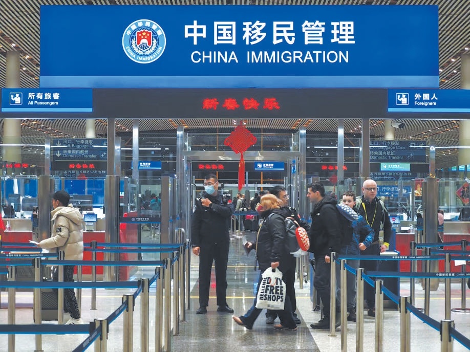 越来越多的外国友人来华体验中国新年的独特魅力 春节北京口岸出入境人员近45万人次