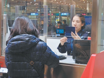 越来越多的外国友人来华体验中国新年的独特魅力 春节北京口岸出入境人员近45万人次