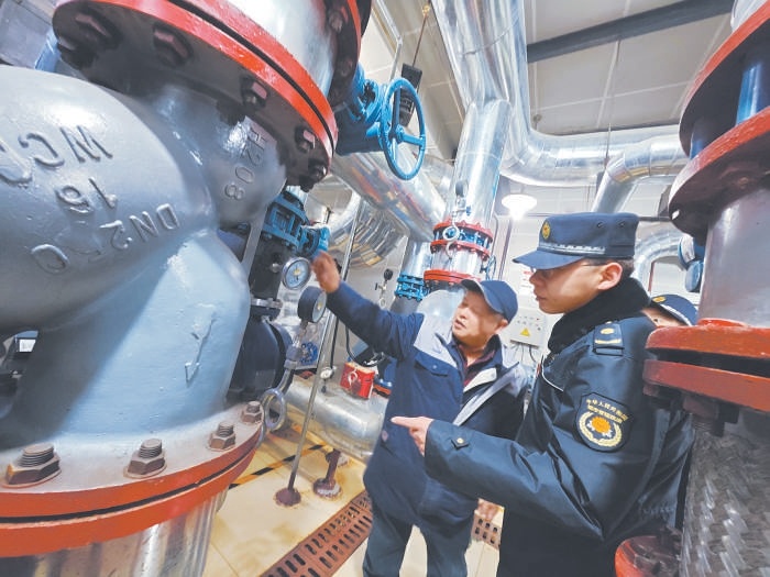 2月7日，石景山区八角街道综合行政执法队对辖区内供热站供暖设备运行状态及维护情况开展详细检查，保障市民能安然度过寒冬。