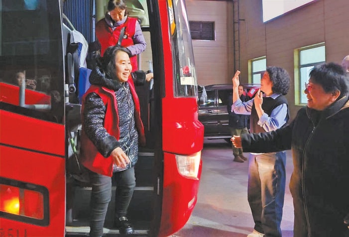 “礼贤妹”“礼贤大嫂”（上）、“吕梁山护工”（下）抵京后受到热烈欢迎。
