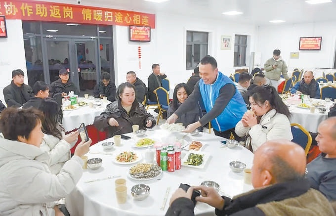 房山区人社局食堂为内蒙古兴安盟突泉县回京务工人员端上热气腾腾的饺子。