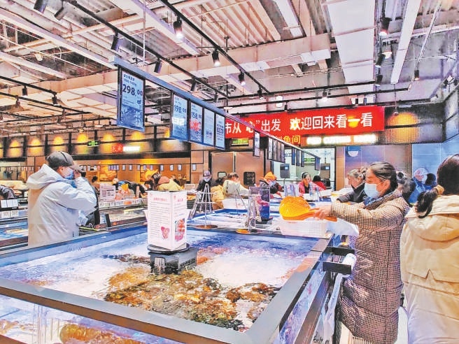 在石景山区喜隆多购物商场的永辉超市，市民正在选购商品。