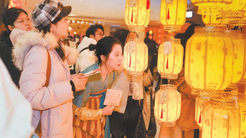 在天桥艺术中心，观众在《长安十二时辰》演出前逛文化市集。