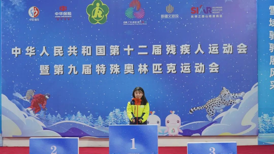 图为女子矮小组别大回转项目颁奖现场，我市运动员马吉花获得该项目金牌