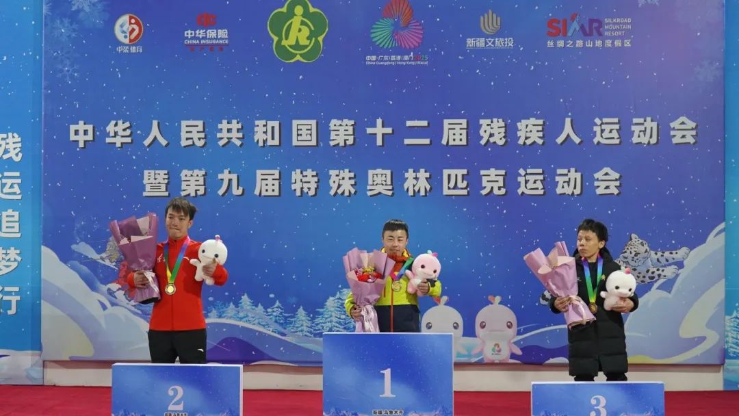 图为男子矮小组别大回转项目颁奖现场，我市运动员马松地获得该项目金牌