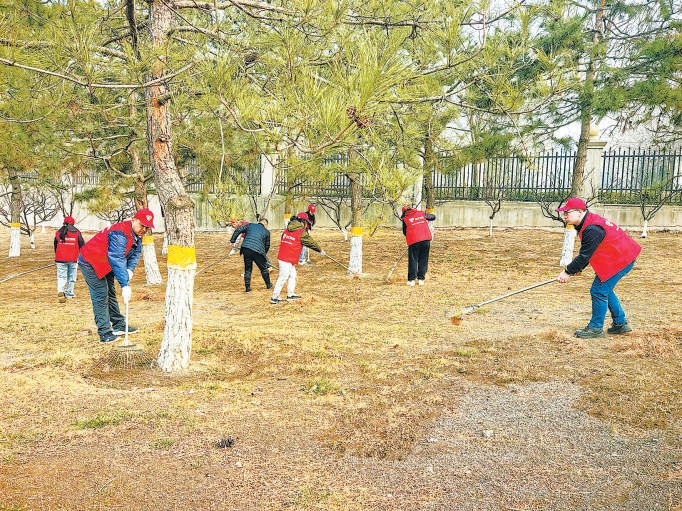 昌平区志愿者清理绿地。