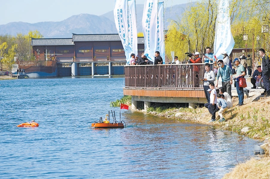 阳春三月，清河之洲滨水绿廊热闹起来。3月22日，“世界水日”和“中国水周”开启，海淀区水务局的智能水务机器人在清澈的河面上大显身手，让人们领略到科技护水的力量。