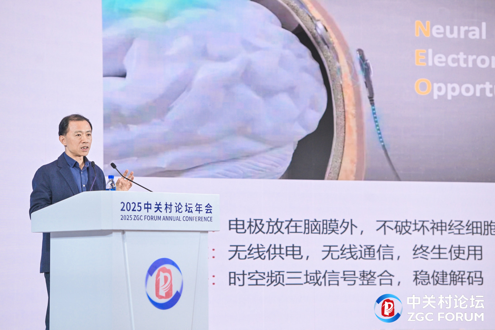 清华大学生物医药工程学院教授洪波是我国脑机接口与神经工程领域的知名专家，他分享了几个通过脑机接口技术来帮助四肢瘫痪残疾人的故事。
