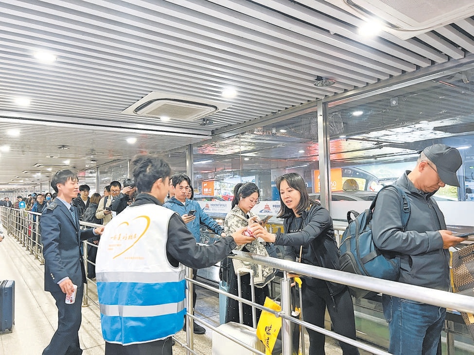 4月12日深夜，北京南站工作人员为晚点列车旅客送上食物和姜汤。