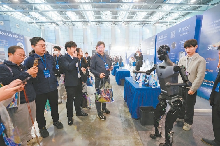 人形机器人在展区现场亮相。