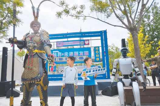 5月1日至2日，海淀区“触界·未来朋友圈”科技文化营活动现场，最火网红人形机器人“宇树机器人”、最火文旅IP“黑悟空”与孩子们合影互动。