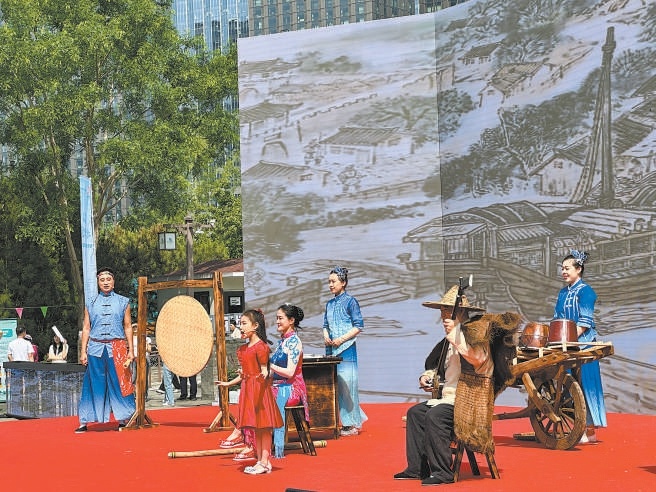 5月10日，一场非遗口技表演《运河声声 诗韵传邻》，拉开了第七届北京邻里节的序幕。