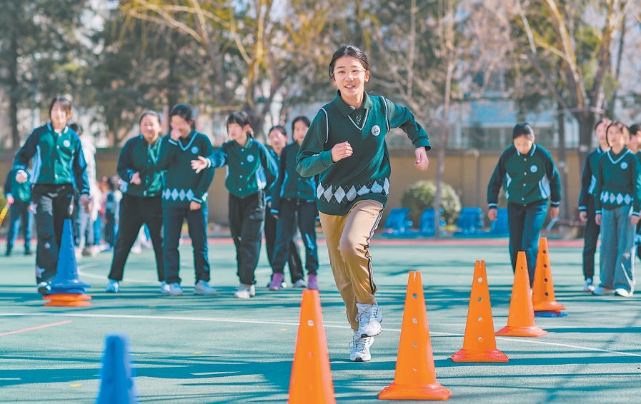 为了培养学生体育兴趣和运动内驱力，北京林业大学附属小学依据学生年龄、性别等特点，打破体育课传统框架开设课程。