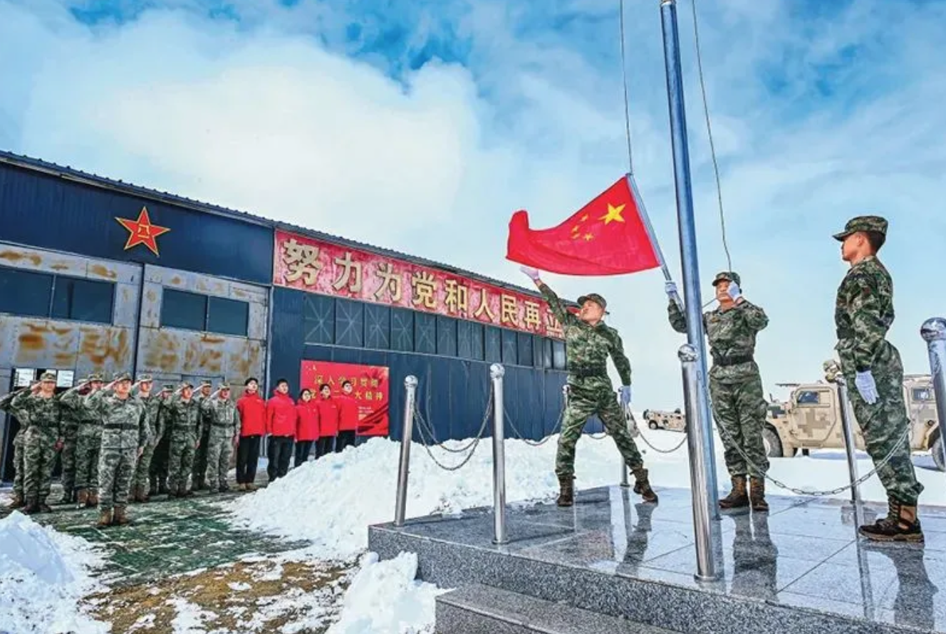 思政课不仅应该在课堂上讲，也应该在社会生活中来讲。图为2025年4月29日，中国人民大学师生赴西藏自治区日喀则市开展“大国边疆”思政调研，走进“高原戍边模范营”哨所，与官兵共同举行升旗仪式。