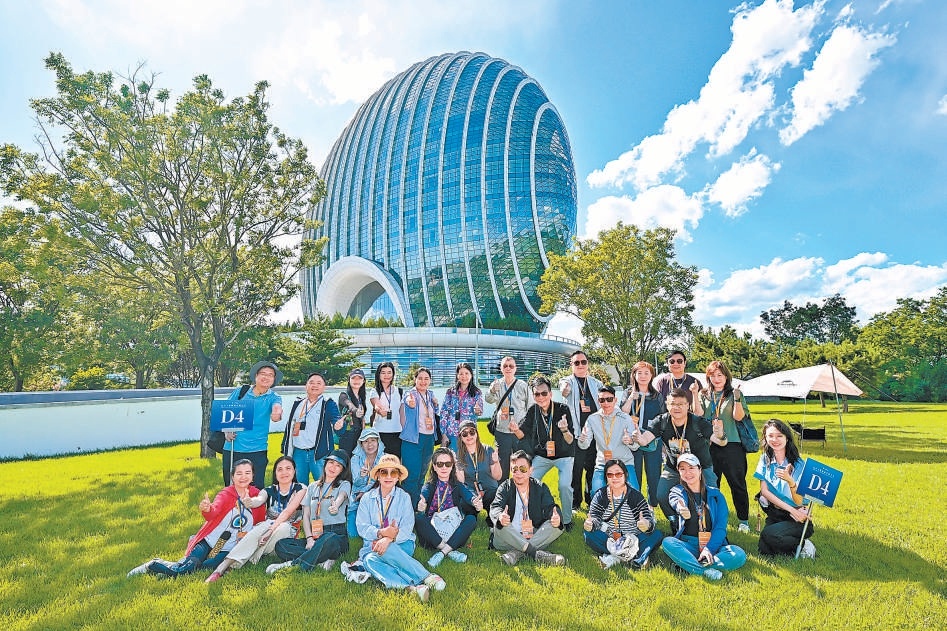 图为海外旅行商在雁栖湖景区体验“北京新发现”入境旅游主题线路。