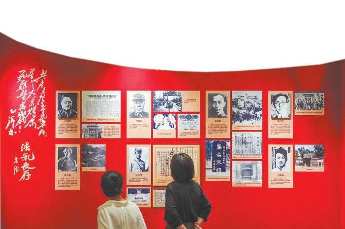 市民正在市档案馆“胜利烽火”展参观。