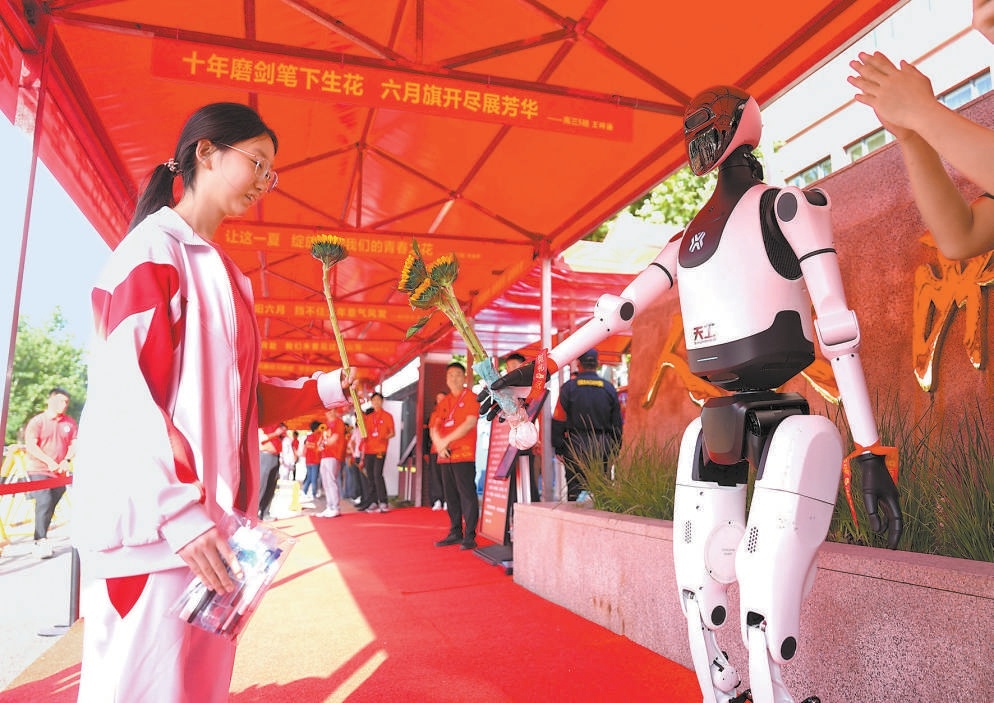 6月7日上午，2025年高考拉开帷幕，人大附中经开学校考点，人形机器人“天工2.0”手拿葵花送考生们踏进考场，寓意“一举夺魁”。