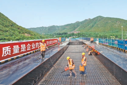 鲁家滩立交匝道桥正在建设。