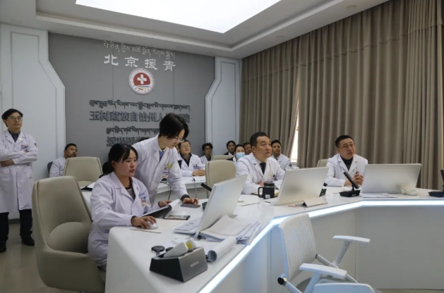刘艳亭在玉树州人民医院工作现场。