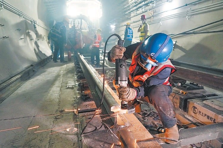 6月23日，在地铁17号线工程中段东大桥站至永安里站区间内，工人操作着焊接机，将最后两节长轨接头焊接在了一起。