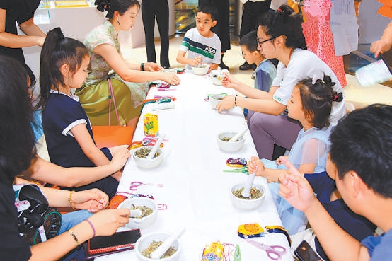 中医药文化特展上，不少亲子家庭现场体验草本香囊制作。