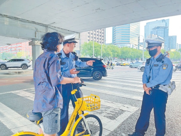 一男青年因在人行横道上骑行被处20元罚款。