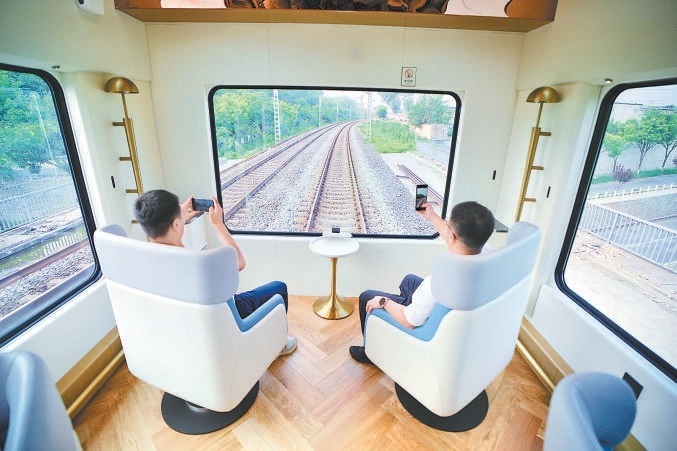 旅客通过“星光·燕赵号”列车的超大观景窗赏景。