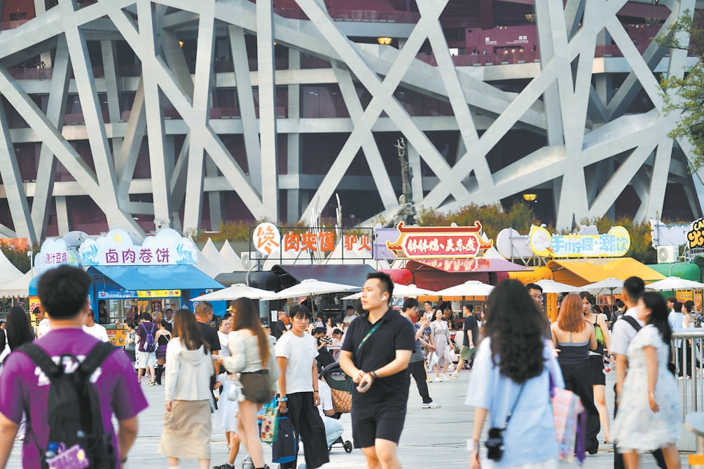 多位歌手在北京国家体育场、首都体育馆等场馆密集开唱，带动周边区域消费增长。