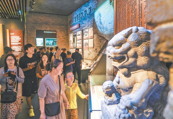 观众在“七七事变”展区了解历史。