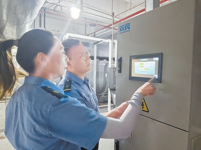 北京站工作人员根据气温实时数据精细调节地下空调机房设备。