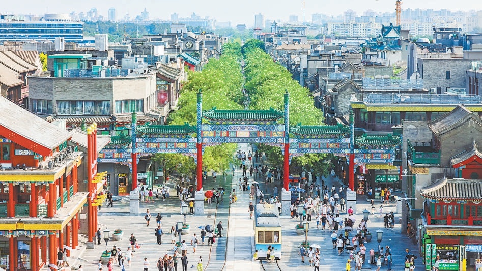 从正阳门箭楼俯瞰，前门大街上游人如织，市场购销两旺。