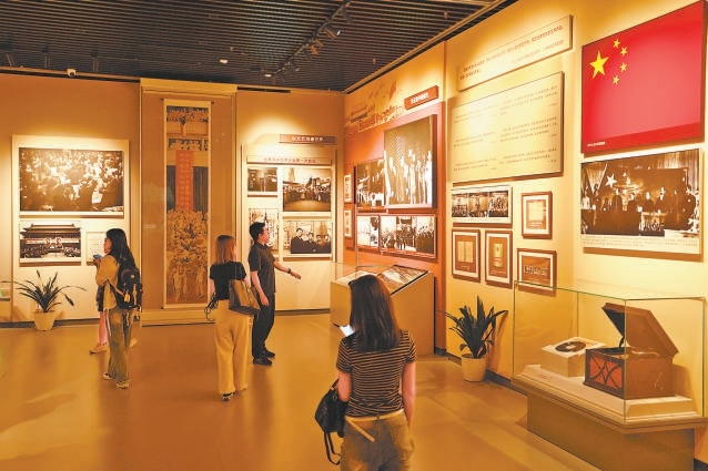 香山革命纪念馆不断推陈出新，精心策划各类主题展览。图为观众在纪念馆内参观。