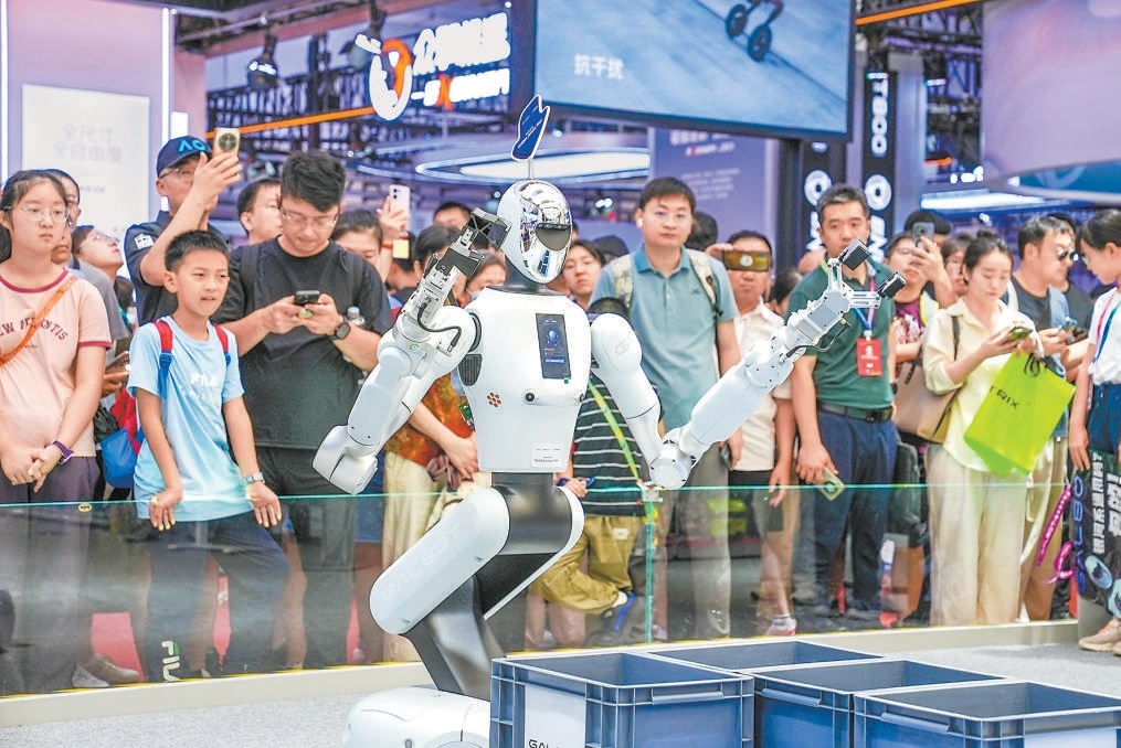 8月9日，2025世界机器人大会迎来首个观众日。一台能快速移动、精准识别搬运货物的分拣机器人吸引众多观众驻足。