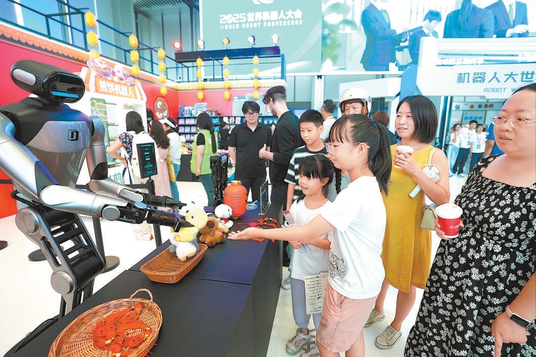 在2025世界机器人大会，机器人市集是展馆内人气最旺的区域之一，形态各异的机器人“摊主”在这里卖冰糖葫芦、玩五子棋、体验射箭……本领多多，妙趣横生。